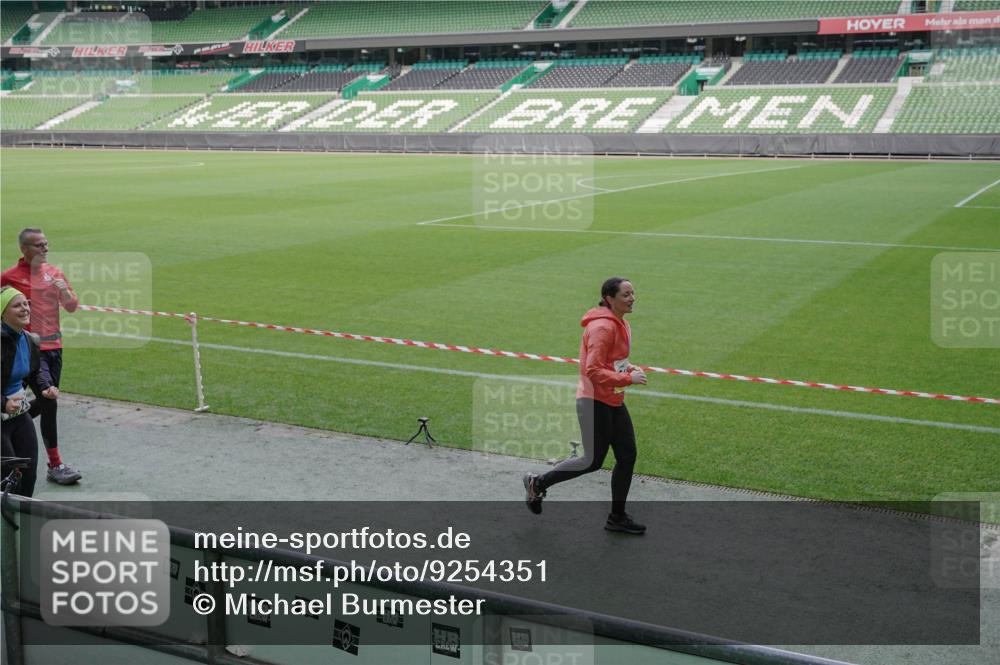 05.10.2025 - 20. swb-Marathon Bremen Michael Burmester http://msf.ph/oto/9254351 05.10.2025 10:42:45 Laufen im Stadion 8225, 8865, 9185, 9212, 9276, 9288, 9410, 9476, 9481, 9519, 9526, 9557, 9648, 9664, 9675, 9680, 9726, 9734, 9736, 9760, 9798, 9806, 9815, 9822, 9823, 9826, 9861, 9912, 9945, 9972, 9999, 10031, 10074, 10082, 10087, 10146, 10239, 10245, 10264, 10365, 10366, 10396, 10412, 10415, 10417, 10463, 10684, 10824, 10860, 10861, 10943, 11030, 11073, 11083, 11112, 11126, 11142, 11170, 11172, 11206, 11215, 11240, 11395, 11634, 9632, 9836, 9837, 10333, 10706, 10937, 10998 meine-sportfotos.de