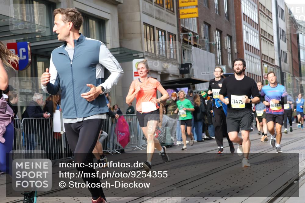 05.10.2025 - 20. swb-Marathon Bremen Strokosch-Dieckow http://msf.ph/oto/9254355 05.10.2025 10:56:22 Ziel 8118, 9188, 9266, 9547, 9669, 9790, 9886, 10005, 10008, 10042, 10059, 10145, 10397, 10644, 10648, 10683, 10845, 10924, 10971, 11100, 11253, 11260, 11274, 11426, 11475, 11571, 11675, 11691, 11734, 8118, 9188, 9266, 9547, 9669, 9790, 9886, 10005, 10008, 10042, 10059, 10145, 10397, 10644, 10648, 10683, 10845, 10924, 10971, 11100, 11253, 11260, 11274, 11426, 11475, 11571, 11675, 11691, 11734 meine-sportfotos.de