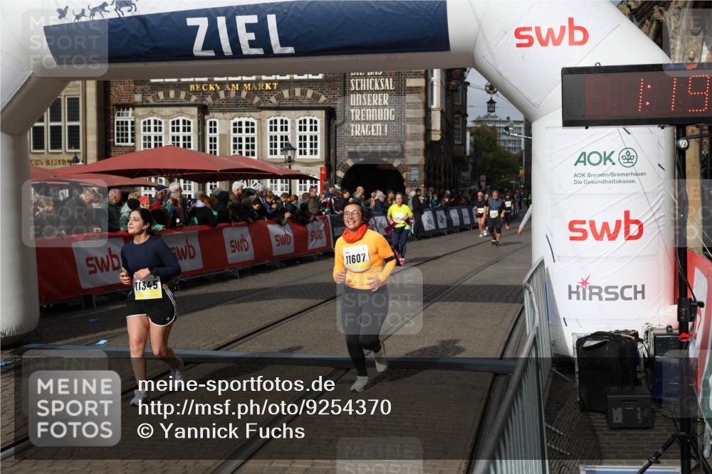 05.10.2025 - 20. swb-Marathon Bremen Yannick Fuchs http://msf.ph/oto/9254370 05.10.2025 11:15:04 Ziel 9303, 11345, 11607 meine-sportfotos.de