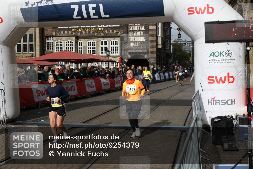 05.10.2025 - 20. swb-Marathon Bremen Yannick Fuchs http://msf.ph/oto/9254379 05.10.2025 11:15:04 Ziel 9303, 11345, 11607 meine-sportfotos.de