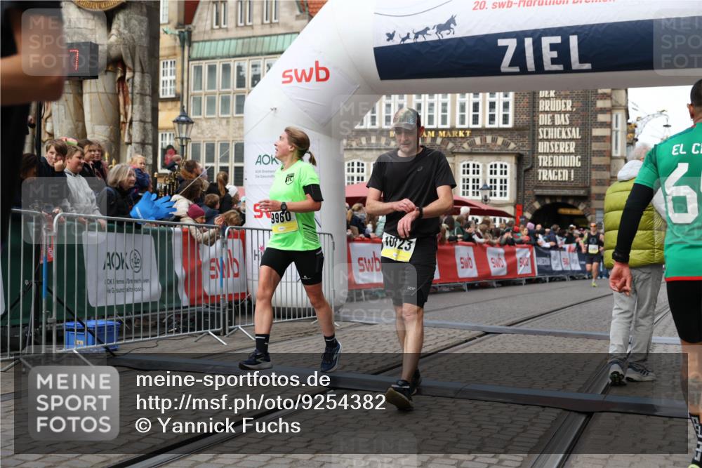 05.10.2025 - 20. swb-Marathon Bremen Yannick Fuchs http://msf.ph/oto/9254382 05.10.2025 10:45:56 Ziel 28, 9285, 9960, 10350, 10792, 10823 meine-sportfotos.de