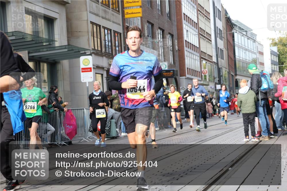 05.10.2025 - 20. swb-Marathon Bremen Strokosch-Dieckow http://msf.ph/oto/9254404 05.10.2025 10:56:24 Ziel 8118, 9188, 9266, 9547, 9669, 9886, 10008, 10042, 10059, 10105, 10145, 10397, 10644, 10683, 10845, 10924, 10971, 11100, 11260, 11274, 11426, 11475, 11675, 11691, 11734, 8118, 9188, 9266, 9547, 9669, 9886, 10008, 10042, 10059, 10105, 10145, 10397, 10644, 10683, 10845, 10924, 10971, 11100, 11260, 11274, 11426, 11475, 11675, 11691, 11734 meine-sportfotos.de