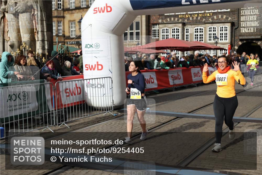05.10.2025 - 20. swb-Marathon Bremen Yannick Fuchs http://msf.ph/oto/9254405 05.10.2025 11:15:05 Ziel 9303, 10496, 11345, 11607 meine-sportfotos.de