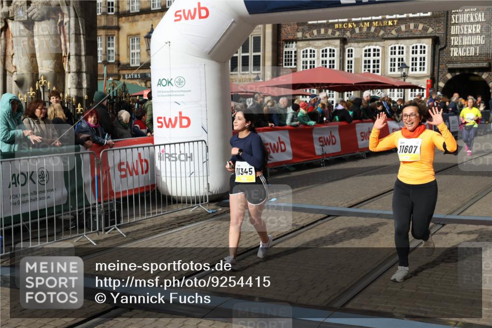 05.10.2025 - 20. swb-Marathon Bremen Yannick Fuchs http://msf.ph/oto/9254415 05.10.2025 11:15:05 Ziel 9303, 10496, 11345, 11607 meine-sportfotos.de