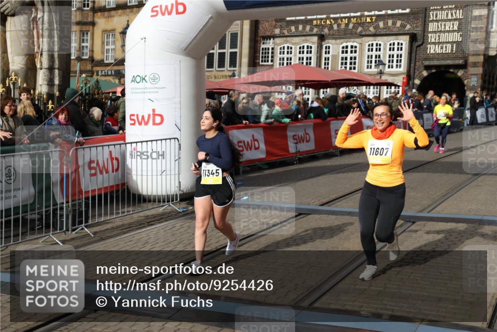 05.10.2025 - 20. swb-Marathon Bremen Yannick Fuchs http://msf.ph/oto/9254426 05.10.2025 11:15:05 Ziel 9303, 10496, 11345, 11607 meine-sportfotos.de