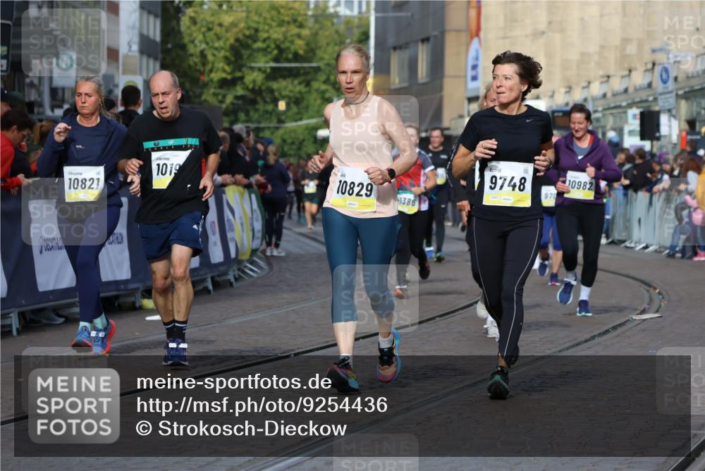 05.10.2025 - 20. swb-Marathon Bremen Strokosch-Dieckow http://msf.ph/oto/9254436 05.10.2025 11:02:17 Ziel 9748, 10093, 10130, 10194, 10821, 10829, 10982, 10983, 11340, 11386, 11646 meine-sportfotos.de