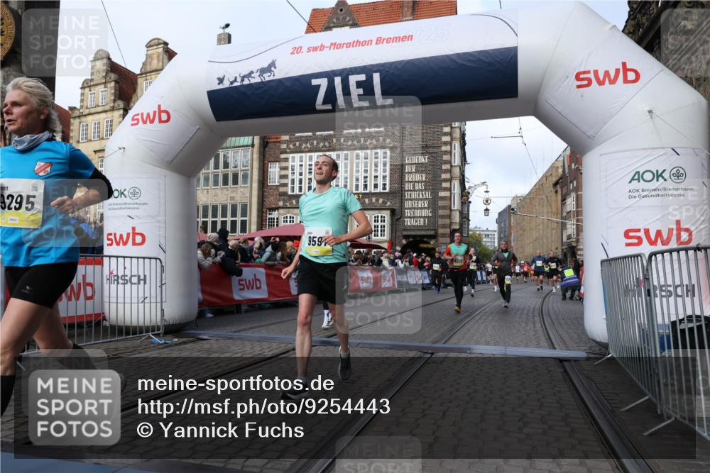 05.10.2025 - 20. swb-Marathon Bremen Yannick Fuchs http://msf.ph/oto/9254443 05.10.2025 10:54:53 Ziel 8326, 9282, 9295, 9436, 9591, 9754, 9776, 10007, 10487, 10770, 11163, 11276 meine-sportfotos.de