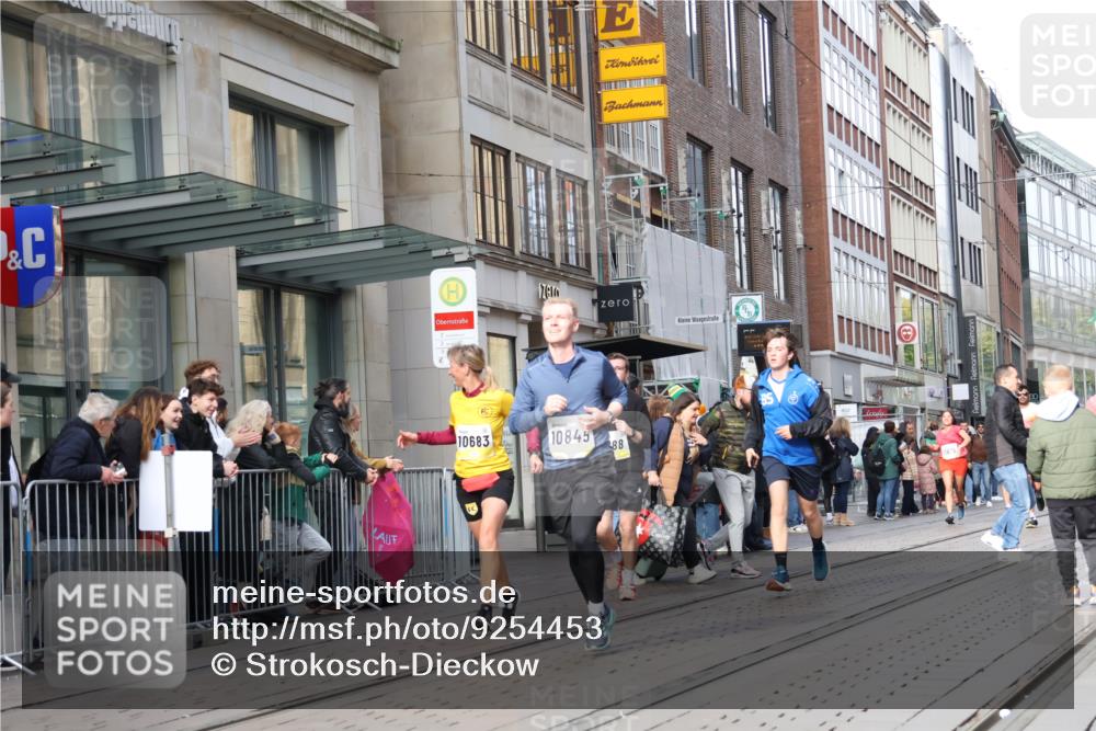 05.10.2025 - 20. swb-Marathon Bremen Strokosch-Dieckow http://msf.ph/oto/9254453 05.10.2025 10:56:27 Ziel 8118, 9188, 9266, 9547, 9669, 9886, 10008, 10042, 10059, 10105, 10145, 10397, 10644, 10683, 10845, 10867, 10924, 10971, 11168, 11260, 11274, 11426, 11475, 11675, 11691, 11734, 8118, 9188, 9266, 9547, 9669, 9886, 10008, 10042, 10059, 10105, 10145, 10397, 10644, 10683, 10845, 10867, 10924, 10971, 11168, 11260, 11274, 11426, 11475, 11675, 11691, 11734 meine-sportfotos.de