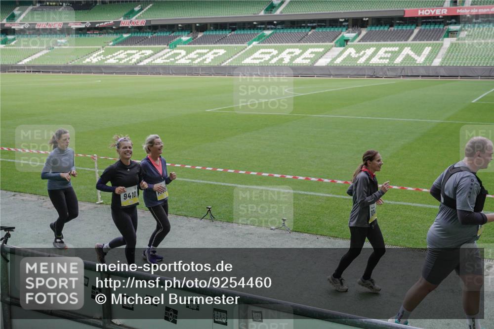 05.10.2025 - 20. swb-Marathon Bremen Michael Burmester http://msf.ph/oto/9254460 05.10.2025 10:42:50 Laufen im Stadion 8225, 8865, 9185, 9212, 9276, 9288, 9410, 9476, 9481, 9493, 9519, 9526, 9557, 9648, 9664, 9675, 9680, 9726, 9731, 9732, 9734, 9736, 9760, 9784, 9798, 9806, 9815, 9822, 9823, 9826, 9861, 9912, 9945, 9972, 9999, 10031, 10074, 10082, 10087, 10146, 10239, 10245, 10264, 10316, 10365, 10366, 10396, 10412, 10415, 10417, 10433, 10463, 10684, 10824, 10860, 10861, 10962, 10969, 11030, 11073, 11083, 11112, 11126, 11142, 11157, 11161, 11170, 11172, 11206, 11215, 11240, 11242 meine-sportfotos.de