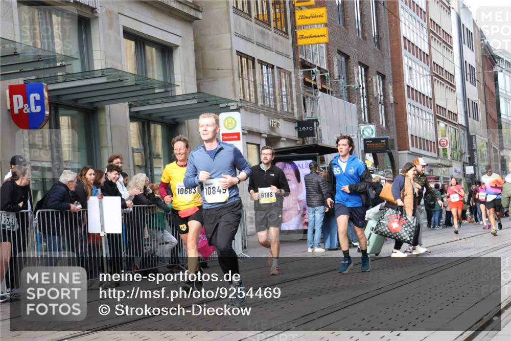 05.10.2025 - 20. swb-Marathon Bremen Strokosch-Dieckow http://msf.ph/oto/9254469 05.10.2025 10:56:28 Ziel 8118, 9188, 9266, 9451, 9547, 9669, 9886, 10008, 10059, 10105, 10145, 10397, 10644, 10683, 10845, 10867, 10924, 10971, 11168, 11274, 11426, 11475, 11675, 11691, 11734, 8118, 9188, 9266, 9451, 9547, 9669, 9886, 10008, 10059, 10105, 10145, 10397, 10644, 10683, 10845, 10867, 10924, 10971, 11168, 11274, 11426, 11475, 11675, 11691, 11734 meine-sportfotos.de