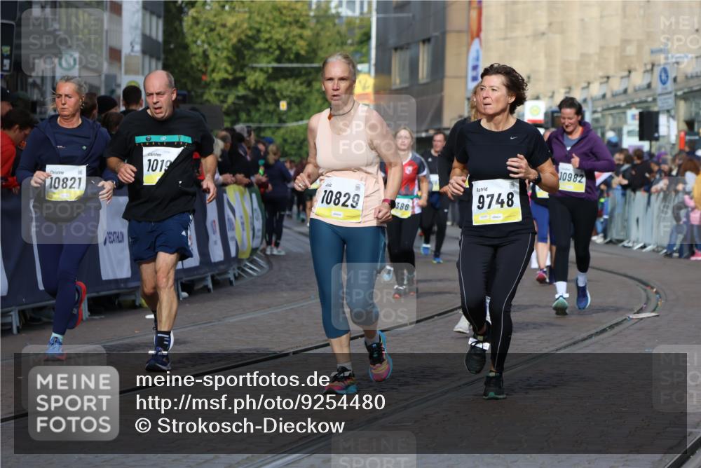 05.10.2025 - 20. swb-Marathon Bremen Strokosch-Dieckow http://msf.ph/oto/9254480 05.10.2025 11:02:17 Ziel 9748, 10093, 10130, 10194, 10821, 10829, 10982, 10983, 11340, 11386, 11646 meine-sportfotos.de