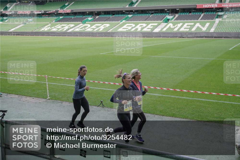 05.10.2025 - 20. swb-Marathon Bremen Michael Burmester http://msf.ph/oto/9254482 05.10.2025 10:42:51 Laufen im Stadion 8225, 9185, 9212, 9276, 9288, 9410, 9476, 9481, 9493, 9519, 9526, 9557, 9648, 9664, 9675, 9680, 9726, 9731, 9732, 9734, 9736, 9760, 9784, 9798, 9806, 9815, 9822, 9823, 9826, 9861, 9912, 9945, 9972, 9999, 10031, 10074, 10087, 10146, 10239, 10245, 10264, 10316, 10365, 10366, 10396, 10412, 10415, 10417, 10433, 10463, 10684, 10824, 10860, 10861, 10962, 10969, 11030, 11073, 11083, 11112, 11126, 11142, 11157, 11161, 11170, 11172, 11206, 11215, 11240, 11242, 9519 meine-sportfotos.de