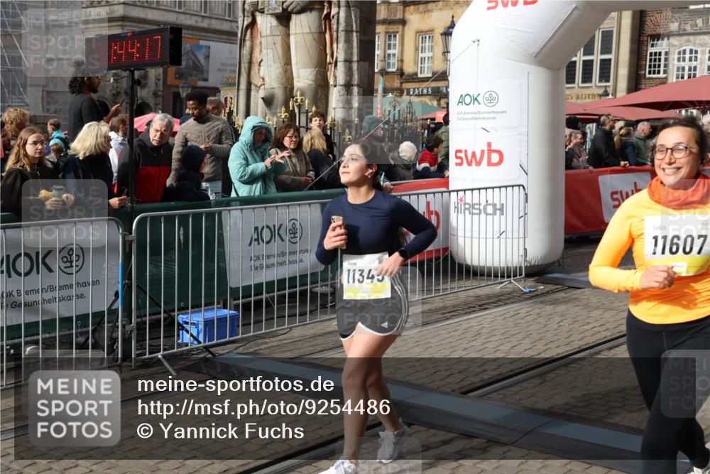05.10.2025 - 20. swb-Marathon Bremen Yannick Fuchs http://msf.ph/oto/9254486 05.10.2025 11:15:06 Ziel 10496, 11345, 11607 meine-sportfotos.de
