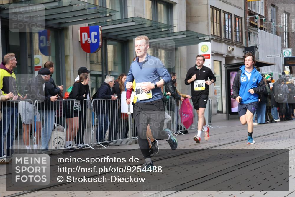 05.10.2025 - 20. swb-Marathon Bremen Strokosch-Dieckow http://msf.ph/oto/9254488 05.10.2025 10:56:28 Ziel 8118, 9188, 9266, 9451, 9547, 9669, 9886, 10008, 10059, 10105, 10145, 10397, 10644, 10683, 10845, 10867, 10924, 10971, 11168, 11274, 11426, 11475, 11675, 11691, 11734, 8118, 9188, 9266, 9451, 9547, 9669, 9886, 10008, 10059, 10105, 10145, 10397, 10644, 10683, 10845, 10867, 10924, 10971, 11168, 11274, 11426, 11475, 11675, 11691, 11734 meine-sportfotos.de