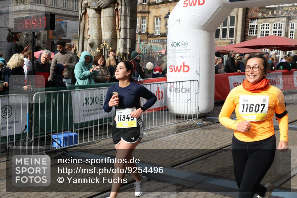 05.10.2025 - 20. swb-Marathon Bremen Yannick Fuchs http://msf.ph/oto/9254496 05.10.2025 11:15:06 Ziel 10496, 11345, 11607 meine-sportfotos.de