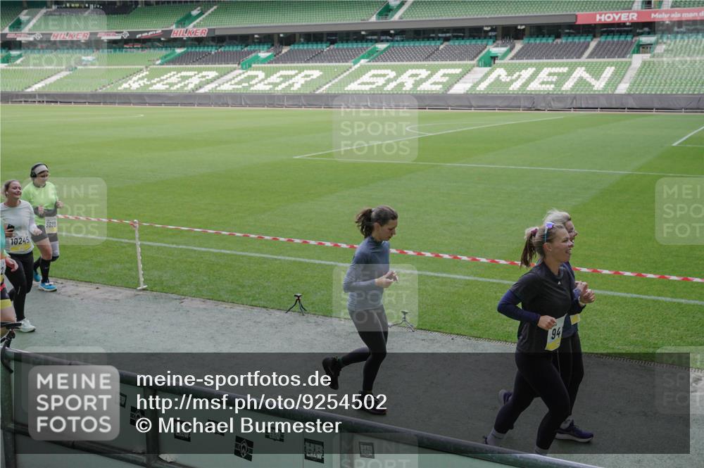 05.10.2025 - 20. swb-Marathon Bremen Michael Burmester http://msf.ph/oto/9254502 05.10.2025 10:42:52 Laufen im Stadion 8225, 9185, 9212, 9276, 9288, 9410, 9476, 9481, 9493, 9526, 9557, 9648, 9664, 9675, 9680, 9726, 9731, 9732, 9734, 9736, 9760, 9784, 9798, 9806, 9815, 9822, 9823, 9826, 9861, 9912, 9945, 9972, 9999, 10031, 10074, 10146, 10239, 10245, 10264, 10316, 10365, 10366, 10396, 10412, 10415, 10417, 10433, 10463, 10684, 10824, 10860, 10861, 10962, 10969, 11030, 11073, 11083, 11112, 11126, 11142, 11157, 11161, 11170, 11172, 11206, 11215, 11240, 11242, 11404, 9519 meine-sportfotos.de