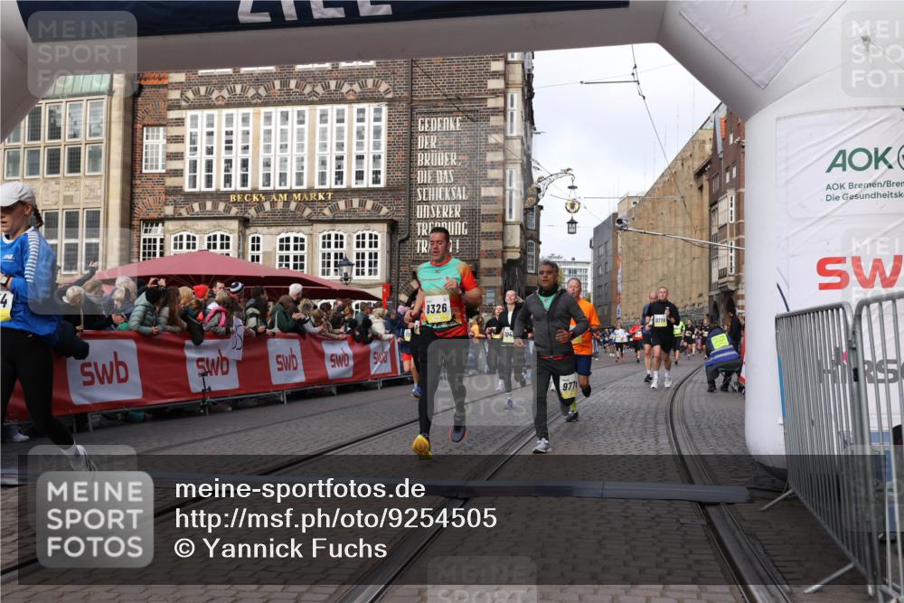 05.10.2025 - 20. swb-Marathon Bremen Yannick Fuchs http://msf.ph/oto/9254505 05.10.2025 10:54:54 Ziel 8326, 9282, 9295, 9436, 9591, 9754, 9776, 10007, 10232, 10233, 10487, 10770, 11163, 11276 meine-sportfotos.de