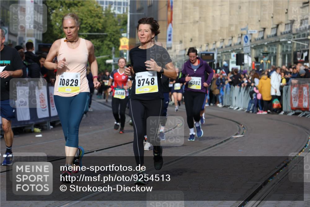 05.10.2025 - 20. swb-Marathon Bremen Strokosch-Dieckow http://msf.ph/oto/9254513 05.10.2025 11:02:18 Ziel 9748, 10093, 10130, 10194, 10821, 10829, 10982, 10983, 11340, 11386, 11646 meine-sportfotos.de
