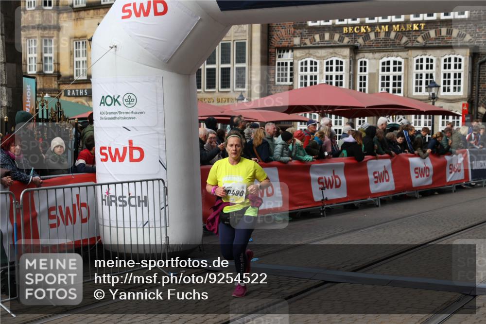 05.10.2025 - 20. swb-Marathon Bremen Yannick Fuchs http://msf.ph/oto/9254522 05.10.2025 11:15:09 Ziel 10496, 11107, 11345, 11607 meine-sportfotos.de