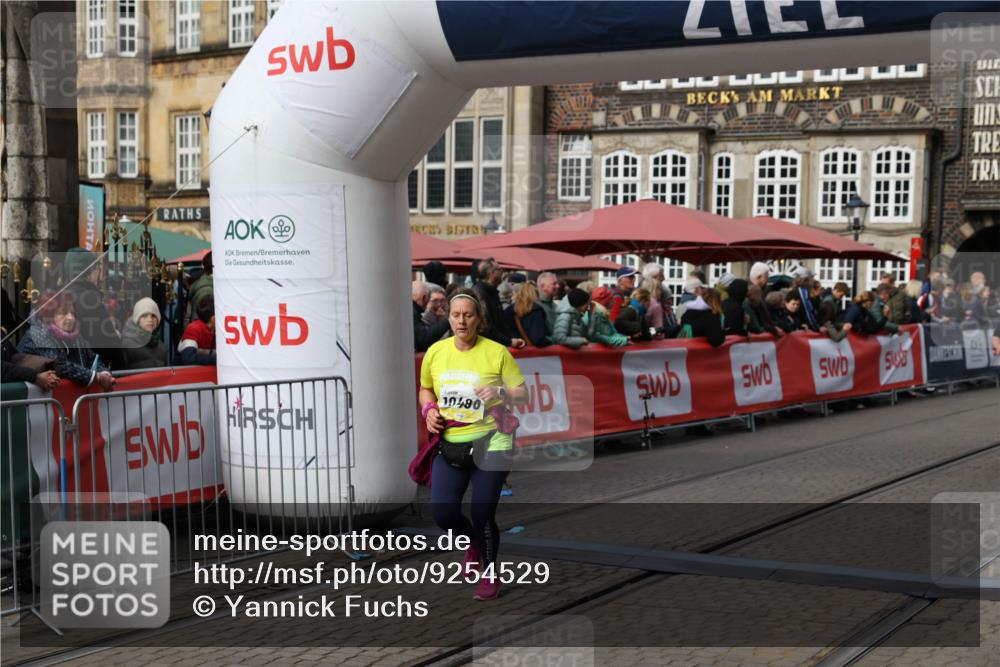05.10.2025 - 20. swb-Marathon Bremen Yannick Fuchs http://msf.ph/oto/9254529 05.10.2025 11:15:09 Ziel 10496, 11107, 11345, 11607 meine-sportfotos.de