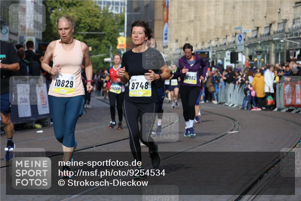 05.10.2025 - 20. swb-Marathon Bremen Strokosch-Dieckow http://msf.ph/oto/9254534 05.10.2025 11:02:18 Ziel 9748, 10093, 10130, 10194, 10821, 10829, 10982, 10983, 11340, 11386, 11646 meine-sportfotos.de