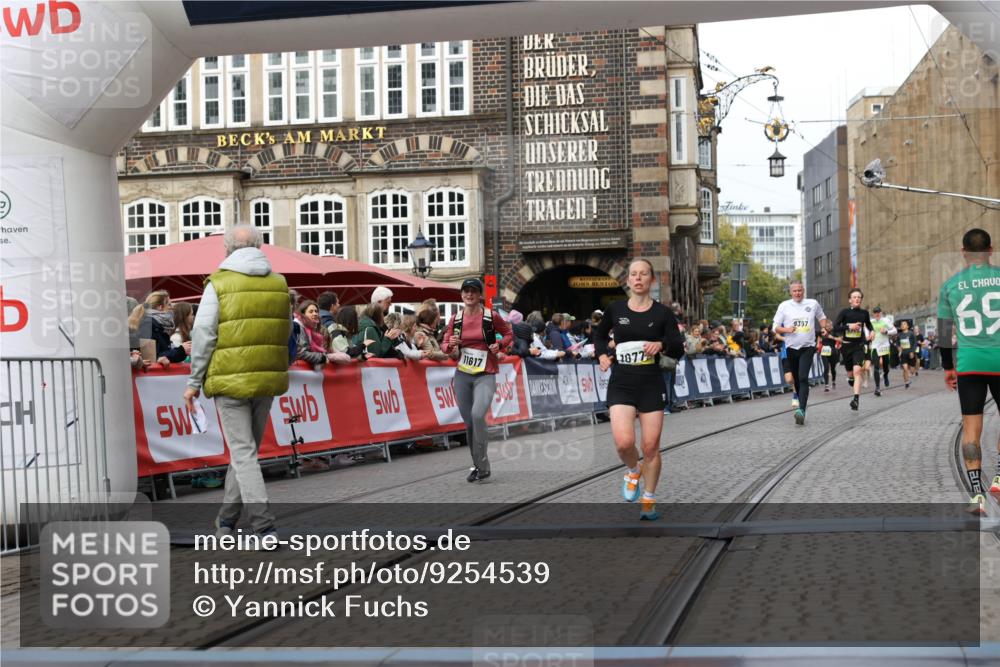 05.10.2025 - 20. swb-Marathon Bremen Yannick Fuchs http://msf.ph/oto/9254539 05.10.2025 10:46:02 Ziel 9285, 9397, 9876, 10773, 11617 meine-sportfotos.de
