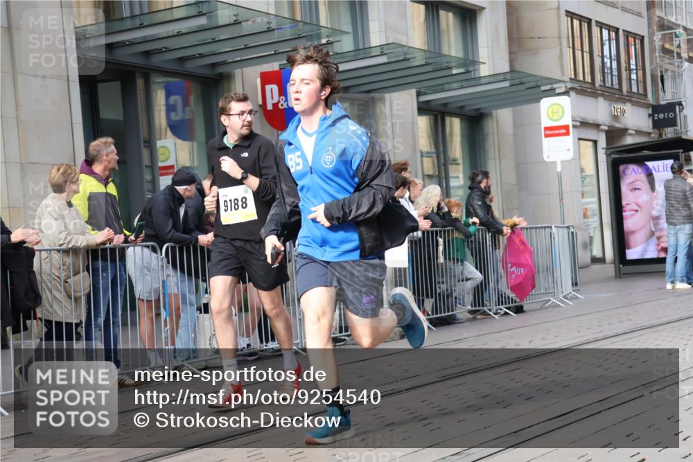 05.10.2025 - 20. swb-Marathon Bremen Strokosch-Dieckow http://msf.ph/oto/9254540 05.10.2025 10:56:30 Ziel 8118, 9188, 9266, 9451, 9669, 9937, 10059, 10069, 10105, 10145, 10397, 10644, 10683, 10845, 10867, 10924, 11168, 11274, 11426, 11475, 11675, 11734, 8118, 9188, 9266, 9451, 9669, 9937, 10059, 10069, 10105, 10145, 10397, 10644, 10683, 10845, 10867, 10924, 11168, 11274, 11426, 11475, 11675, 11734 meine-sportfotos.de
