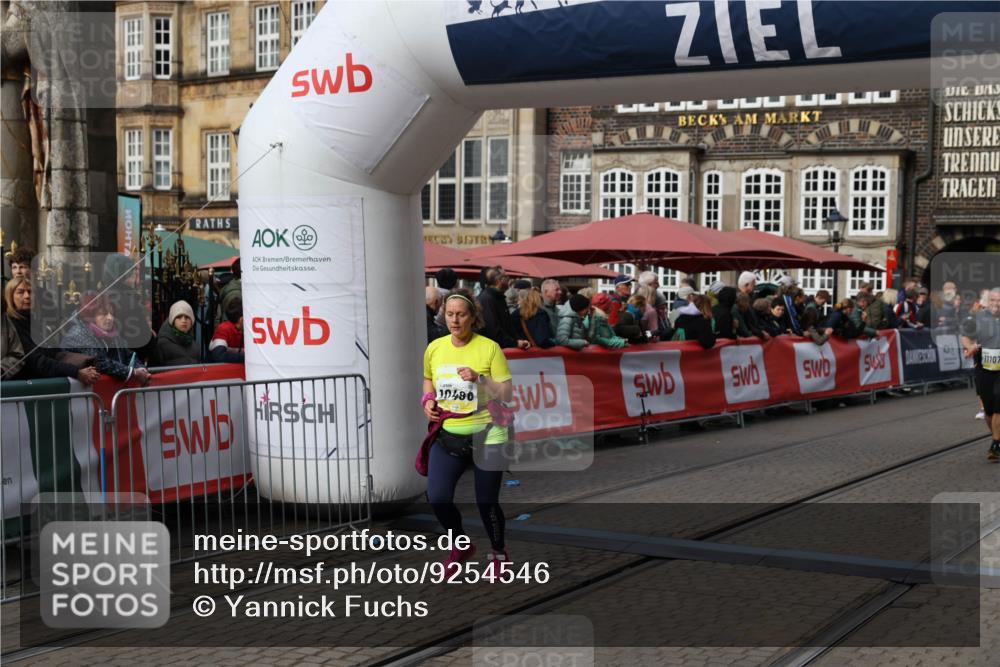 05.10.2025 - 20. swb-Marathon Bremen Yannick Fuchs http://msf.ph/oto/9254546 05.10.2025 11:15:09 Ziel 10496, 11107, 11345, 11607 meine-sportfotos.de