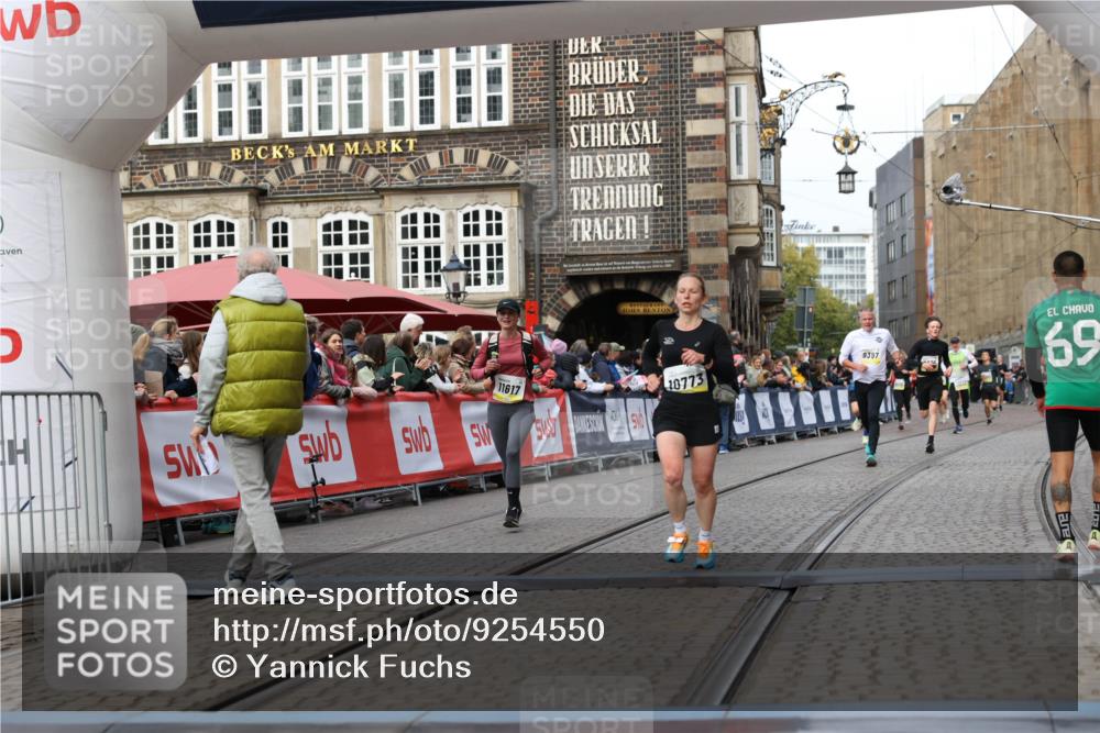 05.10.2025 - 20. swb-Marathon Bremen Yannick Fuchs http://msf.ph/oto/9254550 05.10.2025 10:46:02 Ziel 9285, 9397, 9876, 10773, 11617 meine-sportfotos.de