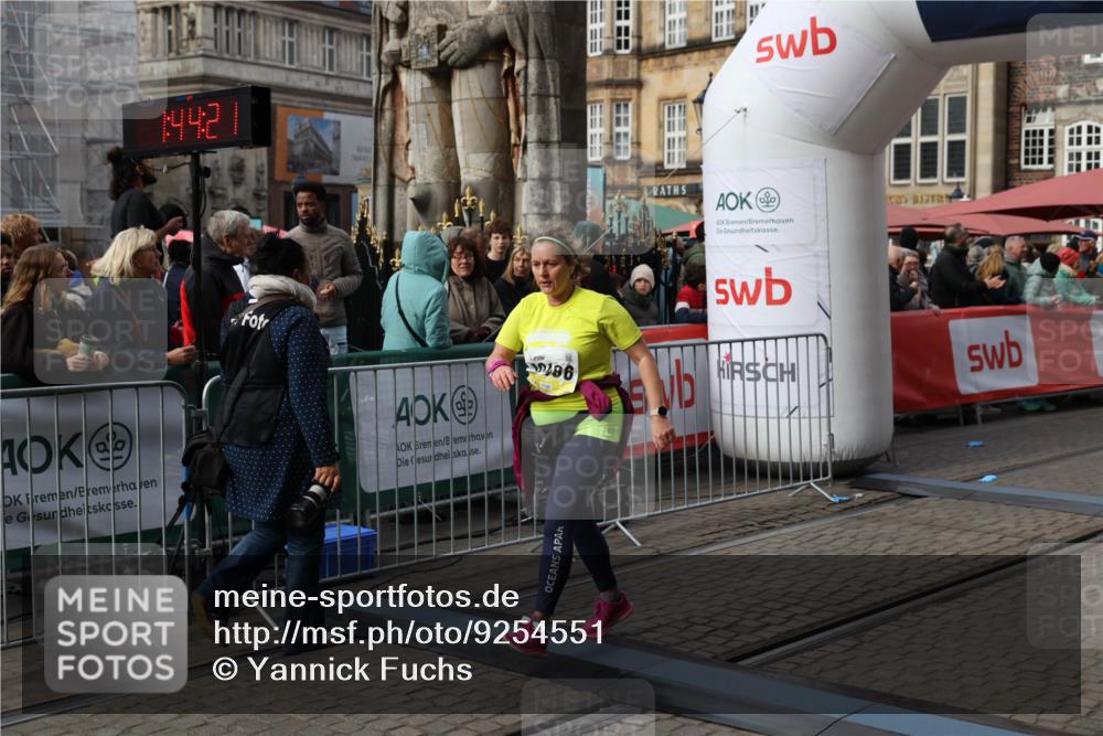 05.10.2025 - 20. swb-Marathon Bremen Yannick Fuchs http://msf.ph/oto/9254551 05.10.2025 11:15:10 Ziel 10496, 10647, 11107, 11345, 11607 meine-sportfotos.de