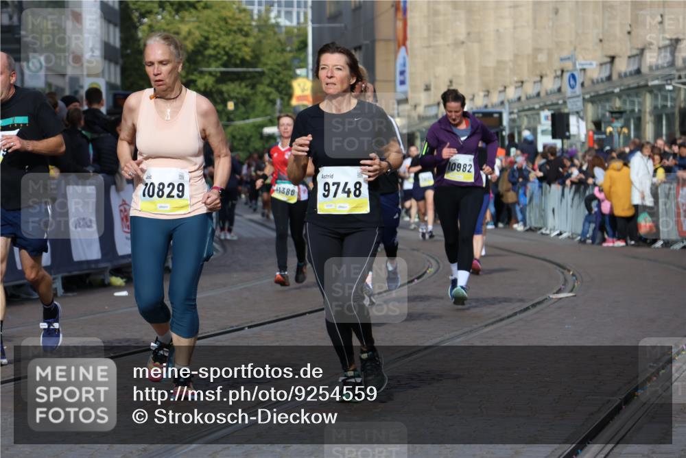 05.10.2025 - 20. swb-Marathon Bremen Strokosch-Dieckow http://msf.ph/oto/9254559 05.10.2025 11:02:18 Ziel 9748, 10093, 10130, 10194, 10821, 10829, 10982, 10983, 11340, 11386, 11646 meine-sportfotos.de