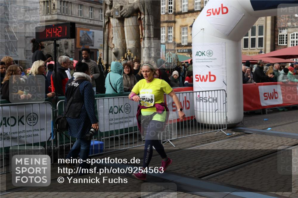 05.10.2025 - 20. swb-Marathon Bremen Yannick Fuchs http://msf.ph/oto/9254563 05.10.2025 11:15:10 Ziel 10496, 10647, 11107, 11345, 11607 meine-sportfotos.de