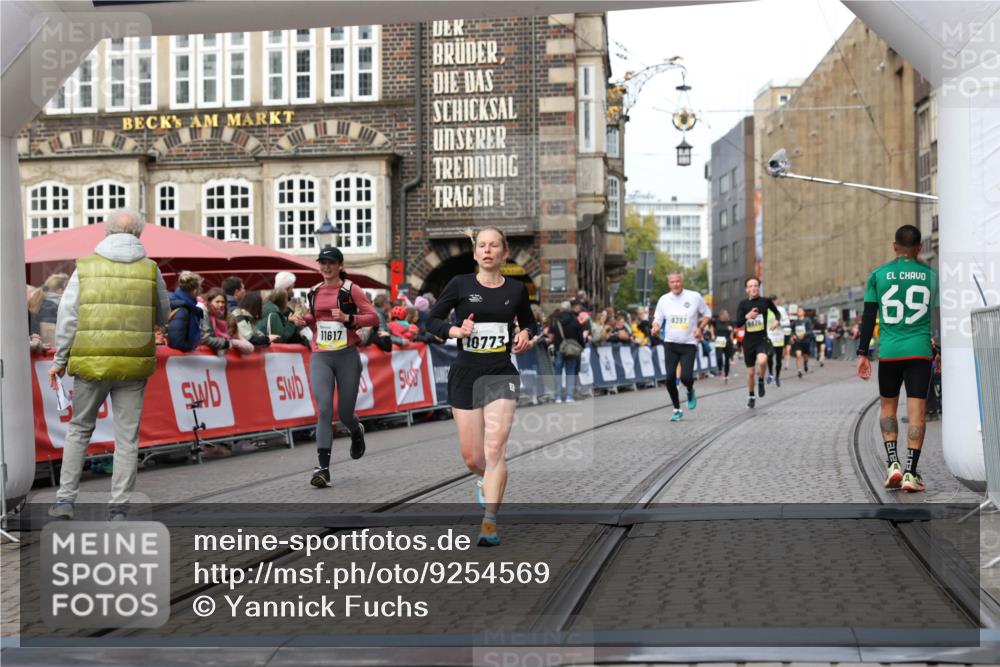 05.10.2025 - 20. swb-Marathon Bremen Yannick Fuchs http://msf.ph/oto/9254569 05.10.2025 10:46:02 Ziel 9285, 9397, 9876, 10773, 11617 meine-sportfotos.de