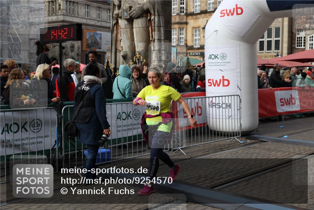 05.10.2025 - 20. swb-Marathon Bremen Yannick Fuchs http://msf.ph/oto/9254570 05.10.2025 11:15:10 Ziel 10496, 10647, 11107, 11345, 11607 meine-sportfotos.de