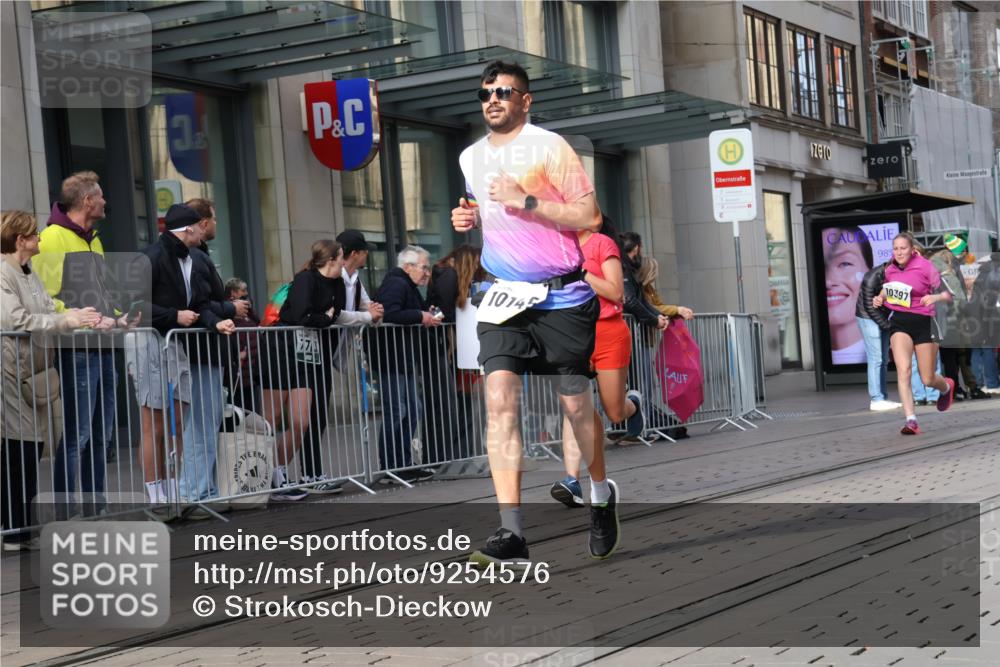 05.10.2025 - 20. swb-Marathon Bremen Strokosch-Dieckow http://msf.ph/oto/9254576 05.10.2025 10:56:34 Ziel 5172, 9188, 9266, 9451, 9669, 9797, 9937, 10059, 10069, 10105, 10145, 10397, 10644, 10683, 10845, 10867, 10924, 11168, 11274, 11426, 11435, 11566, 11675, 11734, 5172, 9188, 9266, 9451, 9669, 9797, 9937, 10059, 10069, 10105, 10145, 10397, 10644, 10683, 10845, 10867, 10924, 11168, 11274, 11426, 11435, 11566, 11675, 11734 meine-sportfotos.de