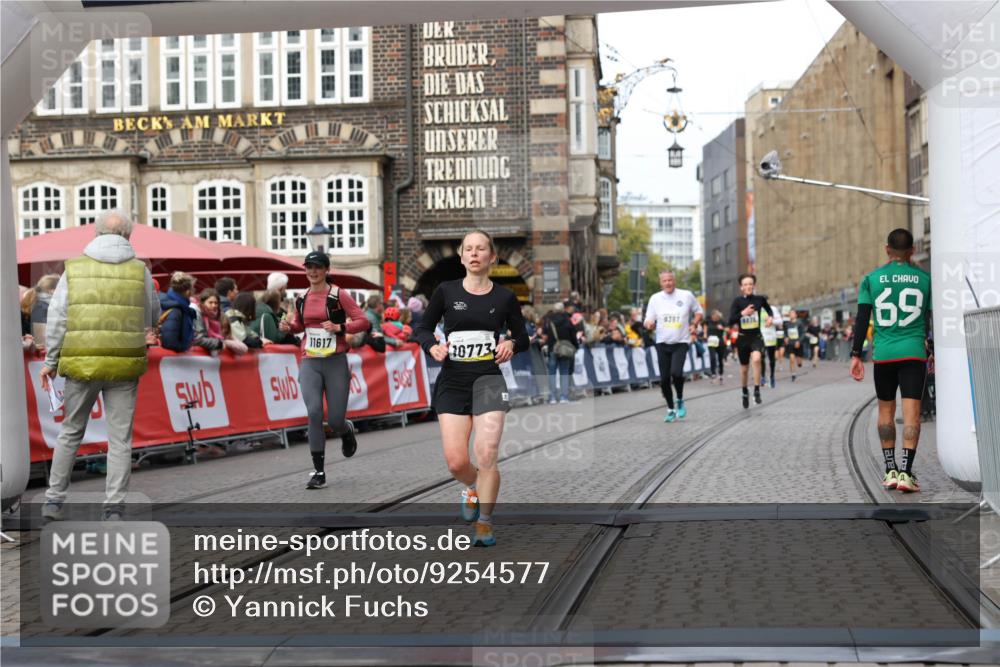 05.10.2025 - 20. swb-Marathon Bremen Yannick Fuchs http://msf.ph/oto/9254577 05.10.2025 10:46:02 Ziel 9285, 9397, 9876, 10773, 11617 meine-sportfotos.de