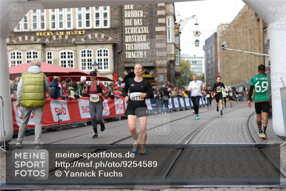 05.10.2025 - 20. swb-Marathon Bremen Yannick Fuchs http://msf.ph/oto/9254589 05.10.2025 10:46:02 Ziel 9285, 9397, 9876, 10773, 11617 meine-sportfotos.de