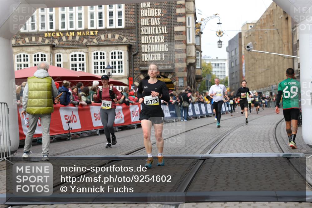 05.10.2025 - 20. swb-Marathon Bremen Yannick Fuchs http://msf.ph/oto/9254602 05.10.2025 10:46:02 Ziel 9285, 9397, 9876, 10773, 11617 meine-sportfotos.de