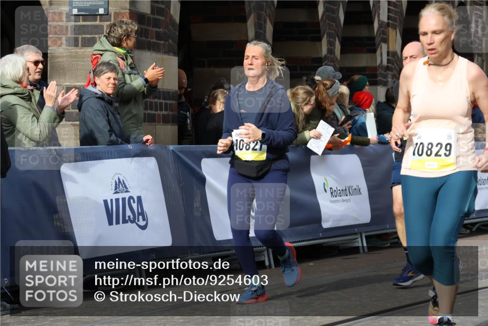 05.10.2025 - 20. swb-Marathon Bremen Strokosch-Dieckow http://msf.ph/oto/9254603 05.10.2025 11:02:20 Ziel 9748, 10093, 10130, 10194, 10821, 10829, 10982, 10983, 11386 meine-sportfotos.de