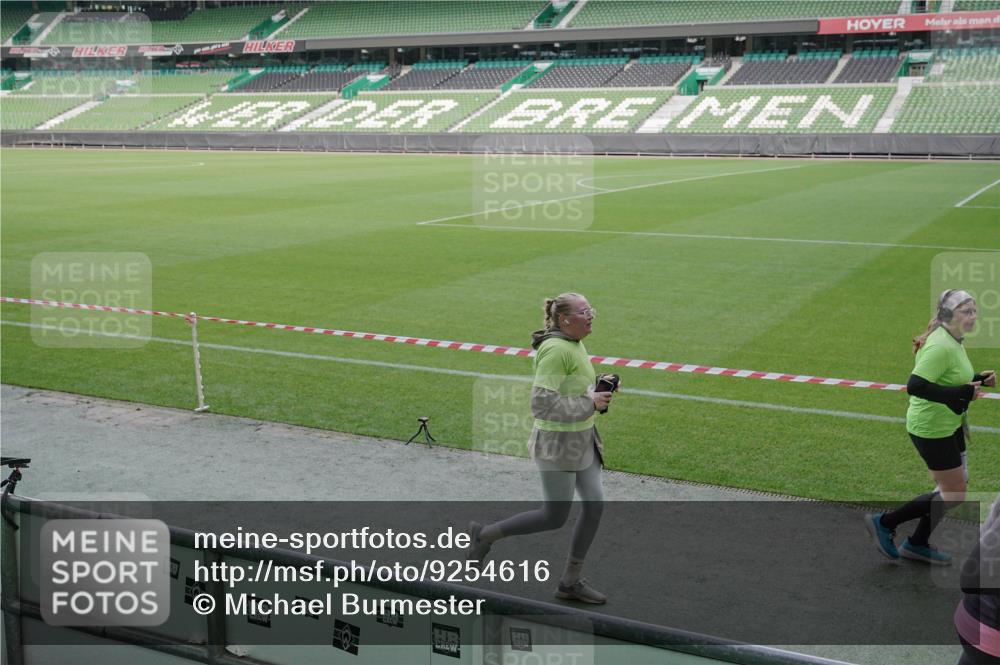 05.10.2025 - 20. swb-Marathon Bremen Michael Burmester http://msf.ph/oto/9254616 05.10.2025 10:42:55 Laufen im Stadion 8225, 9185, 9212, 9276, 9288, 9410, 9476, 9481, 9493, 9526, 9557, 9648, 9664, 9675, 9680, 9726, 9731, 9732, 9734, 9736, 9760, 9784, 9806, 9822, 9823, 9826, 9861, 9912, 9945, 9972, 9999, 10074, 10146, 10245, 10264, 10316, 10365, 10366, 10396, 10412, 10415, 10417, 10433, 10463, 10596, 10684, 10824, 10860, 10861, 10962, 10969, 11030, 11073, 11083, 11112, 11126, 11142, 11157, 11161, 11170, 11172, 11215, 11240, 11242, 11404, 11536, 9519 meine-sportfotos.de