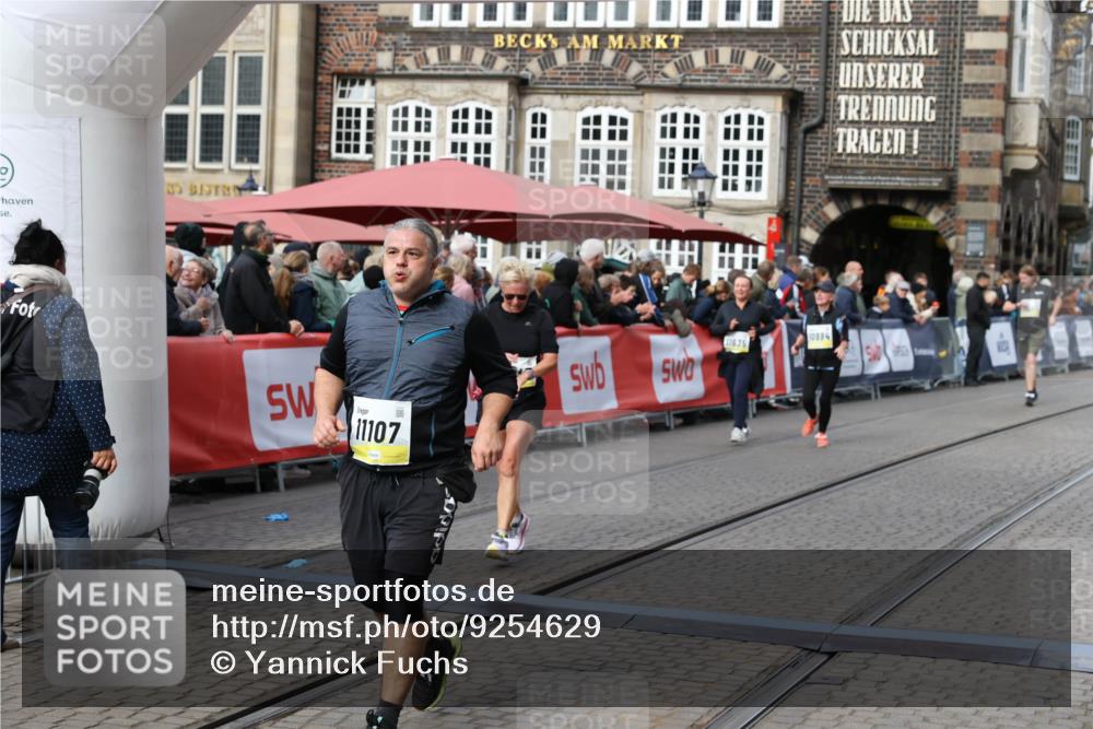 05.10.2025 - 20. swb-Marathon Bremen Yannick Fuchs http://msf.ph/oto/9254629 05.10.2025 11:15:13 Ziel 10496, 10647, 10984, 11107, 11635 meine-sportfotos.de