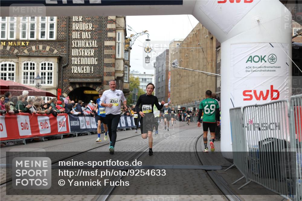 05.10.2025 - 20. swb-Marathon Bremen Yannick Fuchs http://msf.ph/oto/9254633 05.10.2025 10:46:05 Ziel 9285, 9397, 9876, 10090, 10773, 11617 meine-sportfotos.de