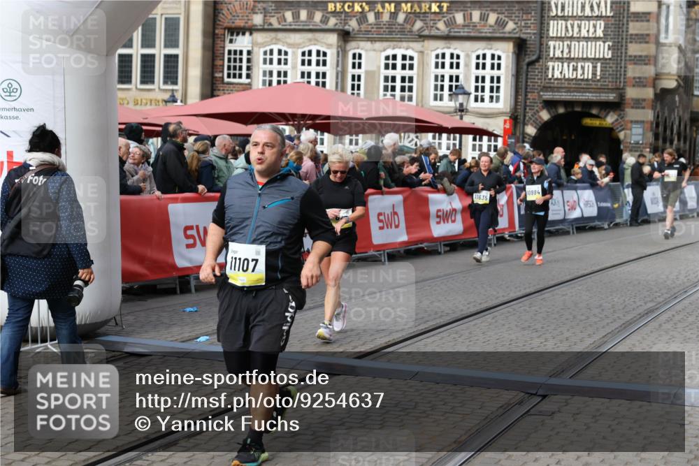 05.10.2025 - 20. swb-Marathon Bremen Yannick Fuchs http://msf.ph/oto/9254637 05.10.2025 11:15:13 Ziel 10496, 10647, 10984, 11107, 11635 meine-sportfotos.de