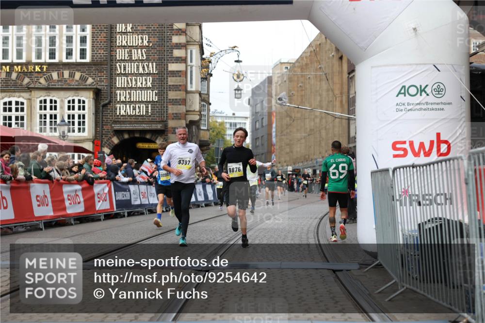 05.10.2025 - 20. swb-Marathon Bremen Yannick Fuchs http://msf.ph/oto/9254642 05.10.2025 10:46:05 Ziel 9285, 9397, 9876, 10090, 10773, 11617 meine-sportfotos.de