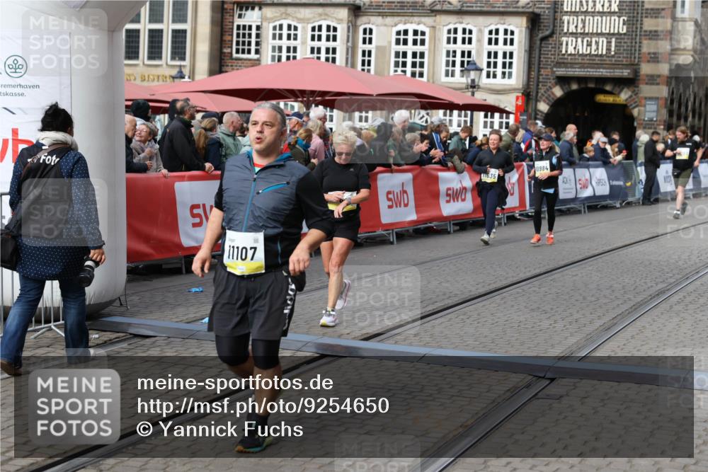 05.10.2025 - 20. swb-Marathon Bremen Yannick Fuchs http://msf.ph/oto/9254650 05.10.2025 11:15:13 Ziel 10496, 10647, 10984, 11107, 11635 meine-sportfotos.de