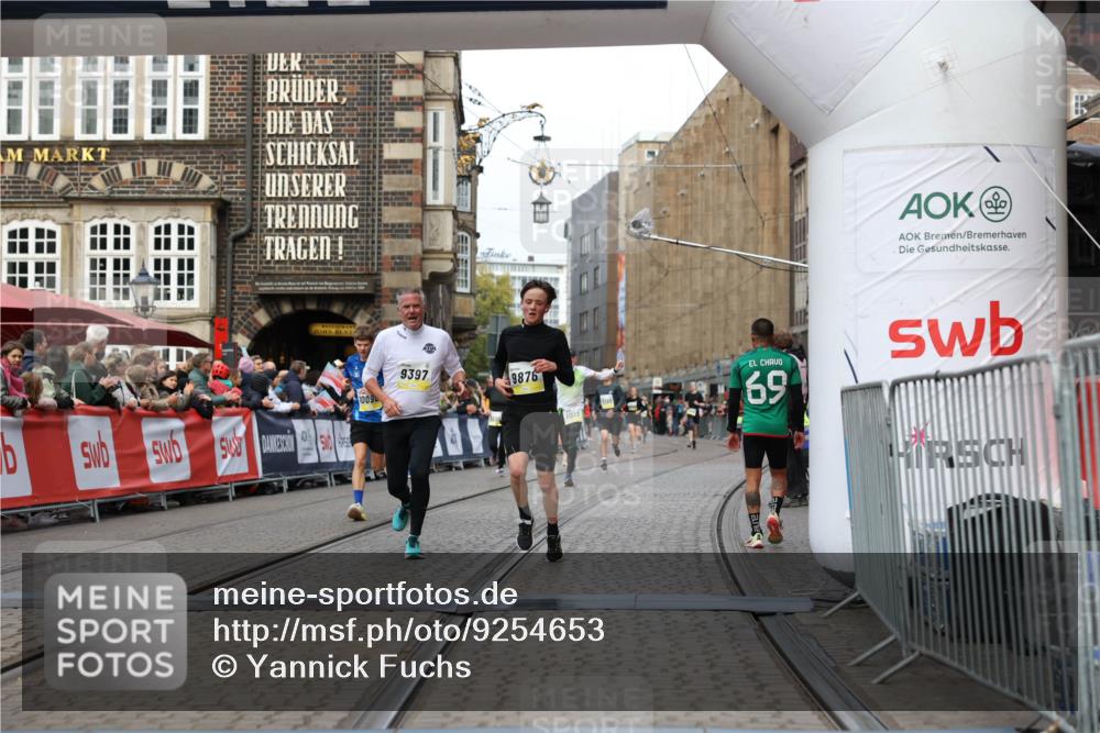 05.10.2025 - 20. swb-Marathon Bremen Yannick Fuchs http://msf.ph/oto/9254653 05.10.2025 10:46:05 Ziel 9285, 9397, 9876, 10090, 10773, 11617 meine-sportfotos.de