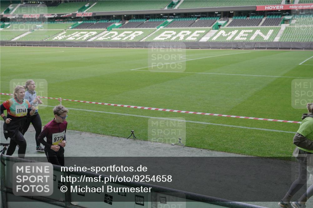 05.10.2025 - 20. swb-Marathon Bremen Michael Burmester http://msf.ph/oto/9254658 05.10.2025 10:42:56 Laufen im Stadion 8225, 9185, 9212, 9276, 9288, 9410, 9476, 9481, 9493, 9526, 9557, 9648, 9664, 9675, 9680, 9726, 9731, 9732, 9734, 9736, 9760, 9784, 9806, 9822, 9823, 9826, 9848, 9861, 9912, 9945, 9972, 9999, 10074, 10146, 10245, 10264, 10316, 10365, 10366, 10396, 10412, 10415, 10417, 10433, 10463, 10596, 10684, 10849, 10860, 10861, 10962, 10969, 11030, 11073, 11083, 11112, 11126, 11142, 11157, 11161, 11170, 11172, 11215, 11240, 11242, 11404, 11536, 9519 meine-sportfotos.de