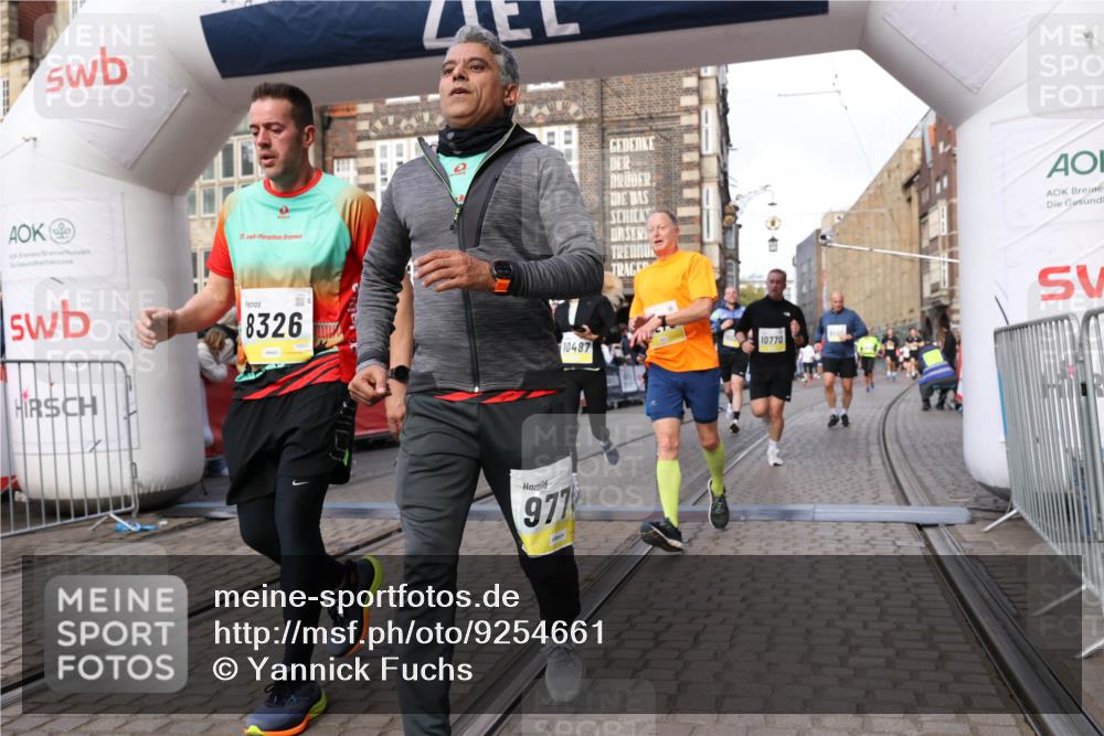 05.10.2025 - 20. swb-Marathon Bremen Yannick Fuchs http://msf.ph/oto/9254661 05.10.2025 10:54:56 Ziel 8326, 9282, 9295, 9436, 9560, 9591, 9754, 9776, 10007, 10024, 10232, 10233, 10487, 10609, 10770, 11163, 11276, 11373 meine-sportfotos.de