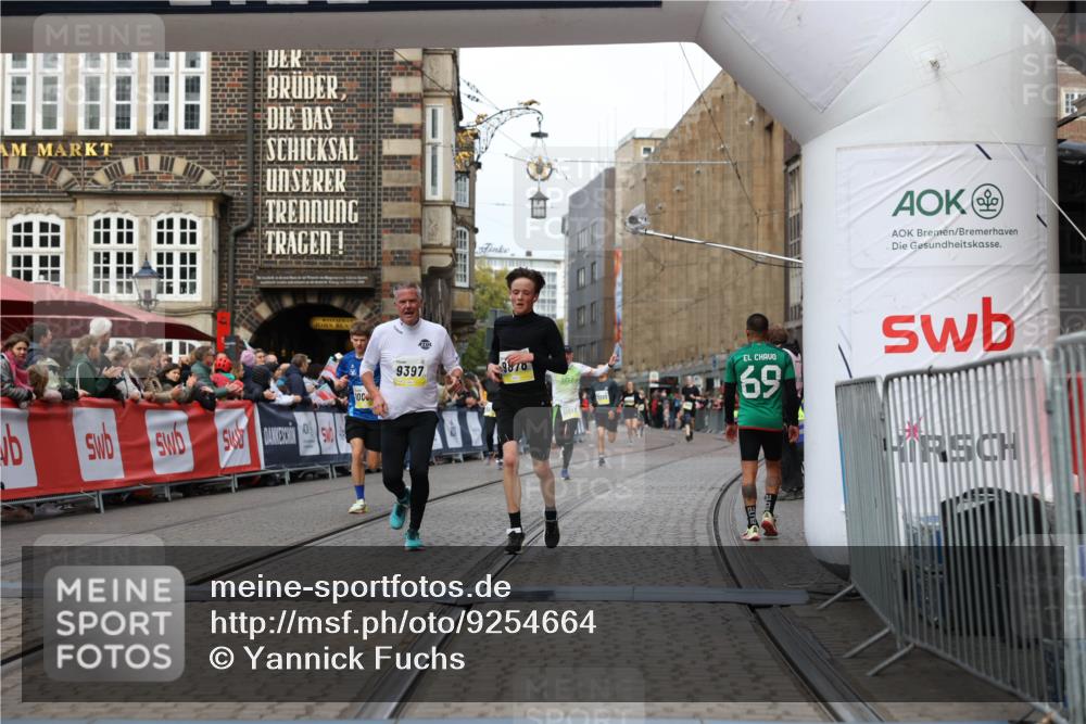 05.10.2025 - 20. swb-Marathon Bremen Yannick Fuchs http://msf.ph/oto/9254664 05.10.2025 10:46:05 Ziel 9285, 9397, 9876, 10090, 10773, 11617 meine-sportfotos.de