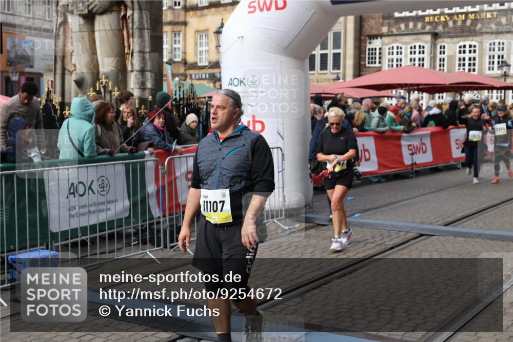05.10.2025 - 20. swb-Marathon Bremen Yannick Fuchs http://msf.ph/oto/9254672 05.10.2025 11:15:14 Ziel 10496, 10647, 10984, 11107, 11635 meine-sportfotos.de